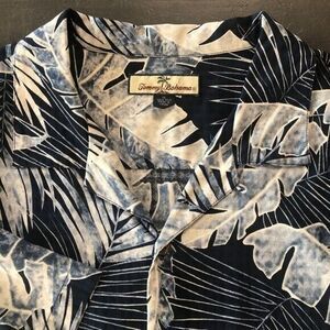 Tommy Bahama Men's XL 100% Silk‎ Navy Cream Tropical Leaf Hawaiian Short Sleeve